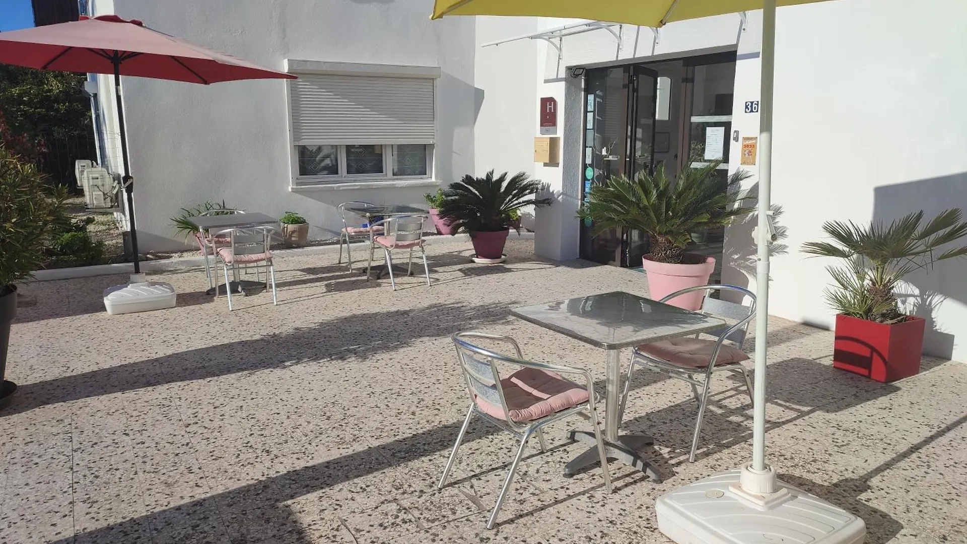 Hotel Le Calypso Hyères 2*,  Francia